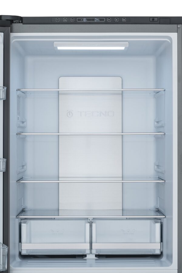 Painéis Internos em Inox: elegante acabamento em aço com a marca Tecno estampada, aplicados na parte traseira de ambos os compartimentos refrigerados.