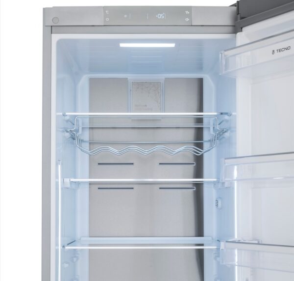 Painel Interno em Inox: elegante acabamento em aço, aplicado na parte traseira do compartimento refrigerado.
