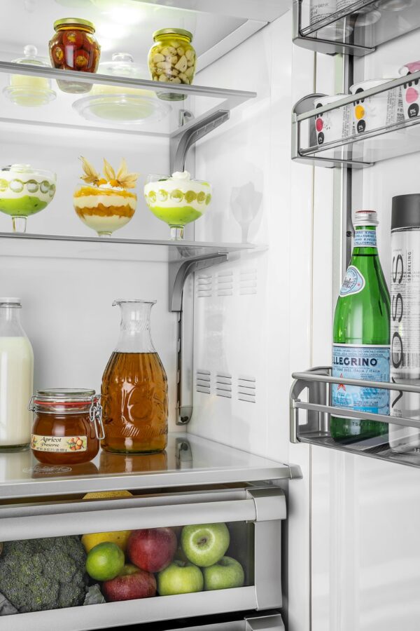 Duplo Sistema de Refrigeração: os alimentos conservam-se frescos por muito mais tempo no refrigerador com alta umidade no ar, que preserva melhor seus sabores e nutrientes. Refrigerador e freezer frost free funcionam de forma independente, evitando que o ar frio e seco do freezer resseque e danifique os alimentos do refrigerador. Impede também a mistura de odores entre os alimentos colocados no refrigerador e freezer.