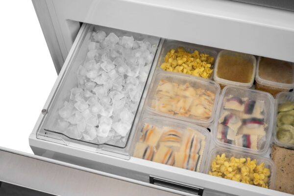 Ice Maker Inteligente: com seleção do tamanho dos cubos que utilizam água purificada pelo filtro do refrigerador, mantém a gaveta sempre cheia com até 5 Kg de gelo. Ao acionar a função Super Ice se aumenta a produção de gelo de 1 Kg para 1,5 Kg por dia.
