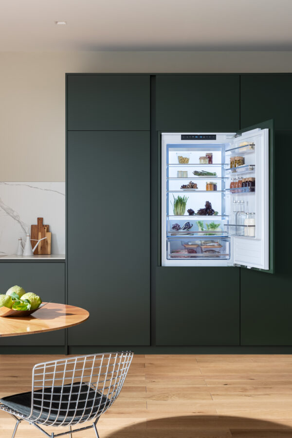silencio_4.jpg Portas para Revestir: permite selecionar o acabamento do refrigerador com puxadores Heritage em latão polido proporcionando uma perfeita integração com os demais eletrodomésticos e com o revestimento de sua cozinha.