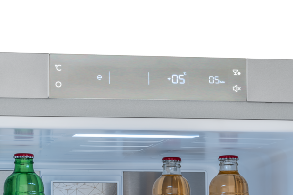 Painel Touch Metalizado: elegante, sem frestas e todo acionado por toque. Facilmente apresenta e controla todas as funções do refrigerador, localizado no topo do compartimento refrigerado.