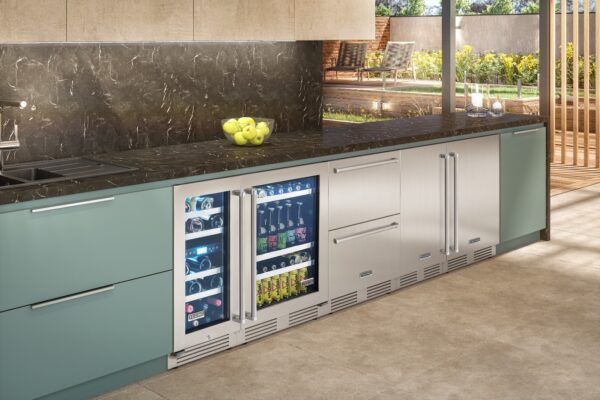 Compõe Conjuntos: com os demais produtos da linha Tecno Professional com o mesmo design e puxador tubular em inox, como as cervejeiras, o umidor de charutos, o freezer, o frigobar, o icemaker e a gaveta refrigerada.