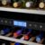 2 Zonas de Temperatura: permitem a conservação de todos os tipos de vinhos em suas temperaturas de consumo ou armazenamento com elevada precisão. A temperatura pode ser regulada de 5 °C a 20 °C na zona superior e de 12 ºC a 20 ºC na zona inferior sendo distribuída de forma ventilada e homogênea por todo o seu interior.