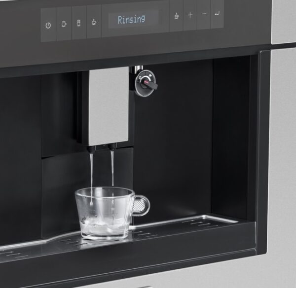 Enxague Automático: ao ligar e desligar a cafeteira a limpeza dos dutos de café e leite é feita por enxague, e que pode também ser realizada a qualquer momento.
