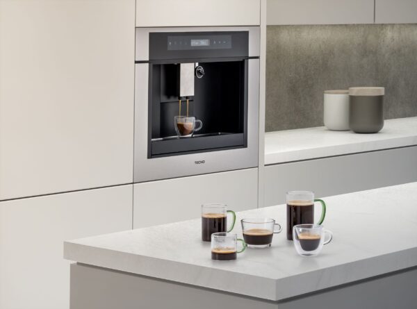 Ajuste Variável da Quantidade de Café: permite ajustar a dosagem a cada 5 ml, indo de 30 ml a 240 ml e oferece 3 níveis de intensidade de aroma para personalizar sob medida cada café. A cafeteira possui tanque de água de 1,8 l de fácil acesso.