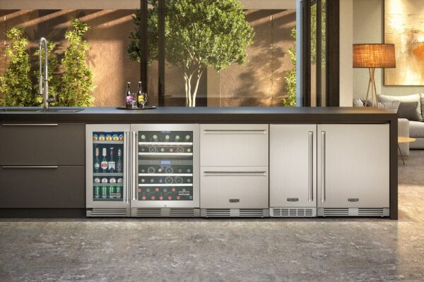 Compõe Conjuntos: com os demais produtos da linha Tecno Professional com o mesmo design e puxador tubular em inox, como as adegas, as cervejeiras, o frigobar, o icemaker e a gaveta refrigerada.