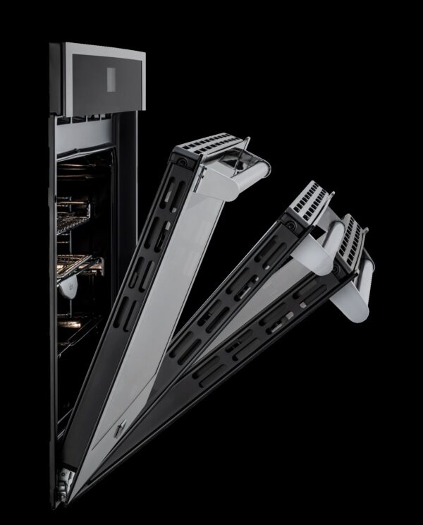 Porta com Soft Close: sistema que mantem a porta do forno parada em qualquer posição e realiza seu fechamento de forma suave e segura.