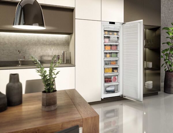 Embutimento Perfeito sem Frestas: as laterais e o topo do freezer podem ficar encostados no móvel sem frestas de ventilação. Sua porta fica alinhada flush com a frente do móvel em nichos com profundidade a partir de 55 cm.