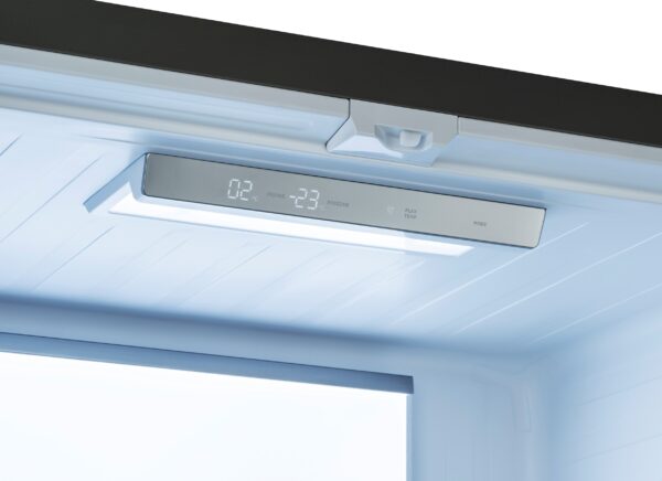 Painel Digital Touch: elegante, sem frestas e todo acionado por toque. Facilmente apresenta e controla todas as funções do refrigerador no topo do compartimento refrigerado.