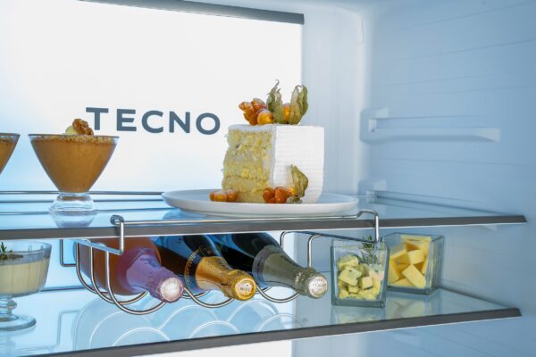 Rack de Bebidas em Aço Cromado: armazena com elegância 3 grandes garrafas como as de vinho liberando mais espaço nas prateleiras da porta para as demais bebidas de consumo frequente.