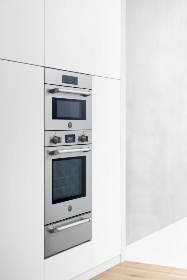 Embutimento em Torre: pode ser instalado com o forno MAST30 FSEXT e/ou a gaveta aquecida MAST30 WDEX Bertazzoni, com o mesmo puxador e acabamento em aço escovado.