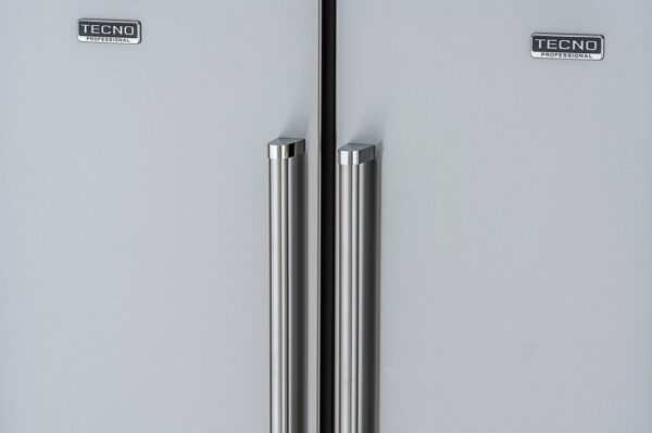 Puxadores Tubulares: com elegante design ergonômico em aço cromado da linha Tecno Professional.