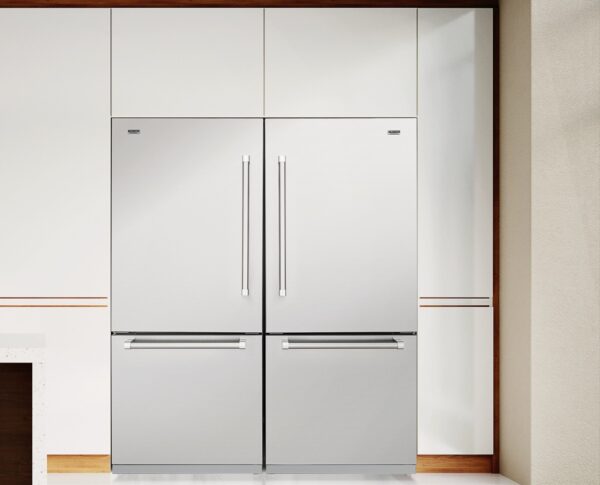 Aplicação Embutido ou no Piso: proporciona uma refinada integração com seu projeto de cozinha sem frestas de ventilação ao ser aplicado em um nicho. Um elegante rodapé metálico acompanha o produto.